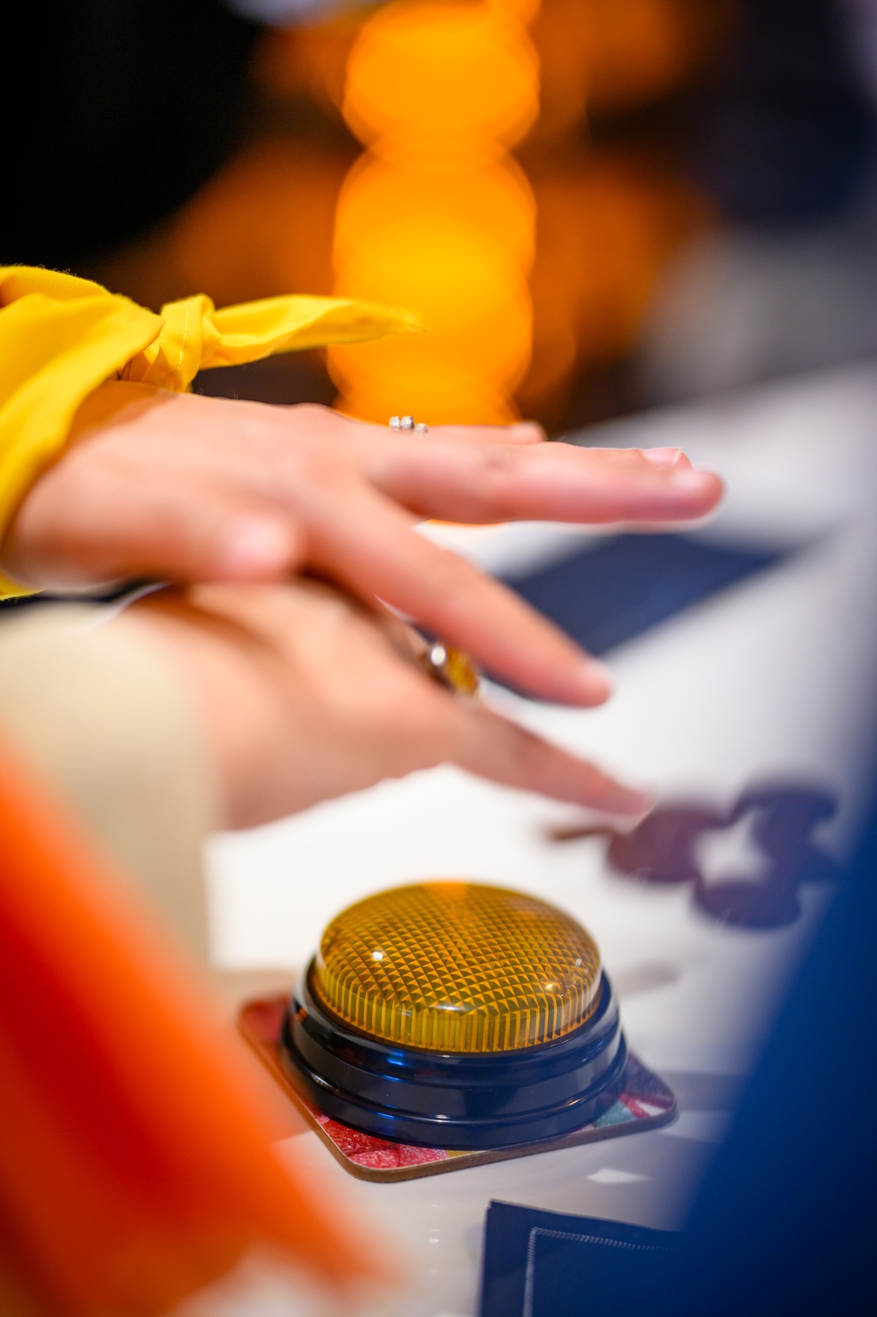 joueur avec son buzzer lors d'une animation Chai Pas Sérieux