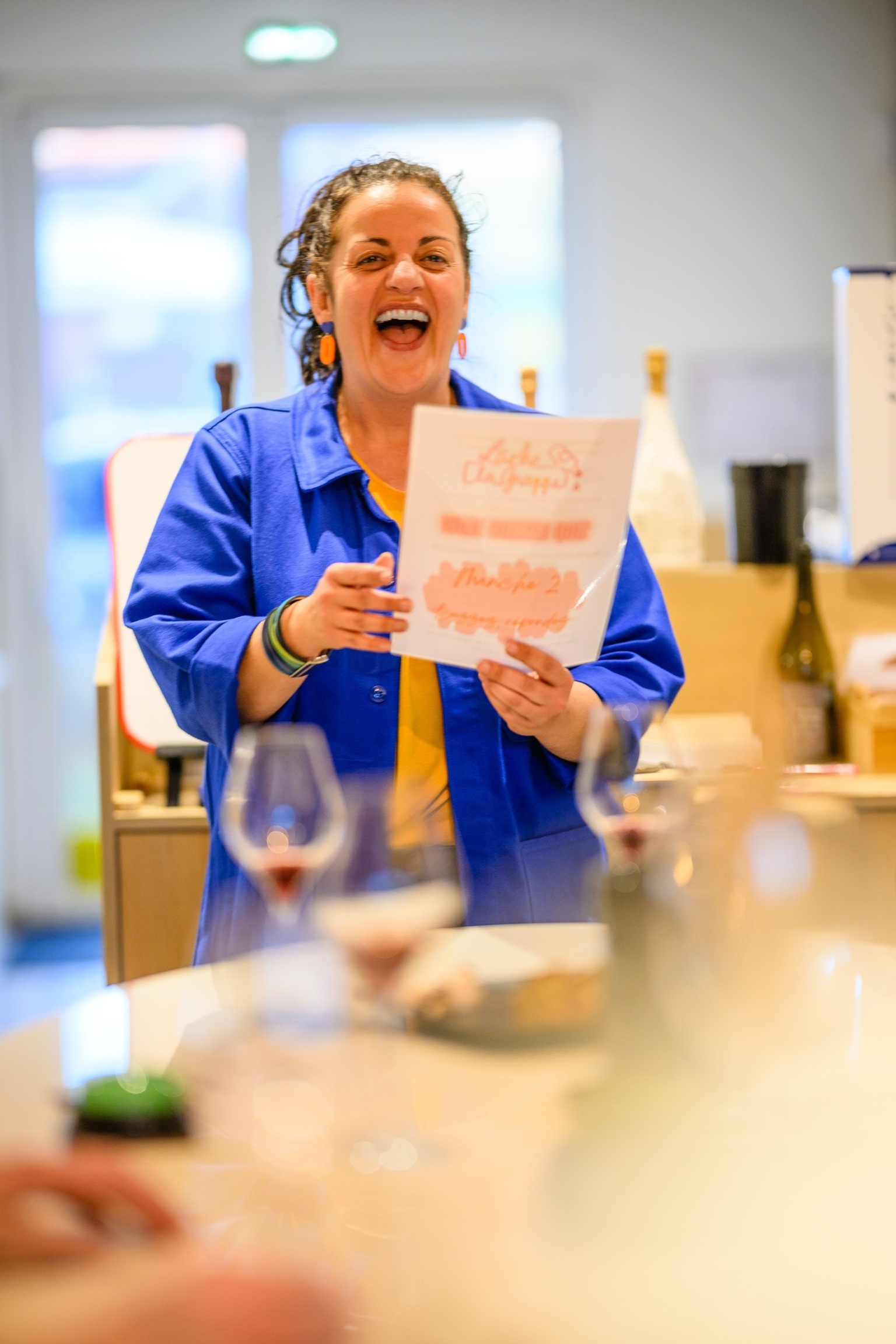 Laetitia riant et lisant une question quiz de l'animation Chai Pas Sérieux