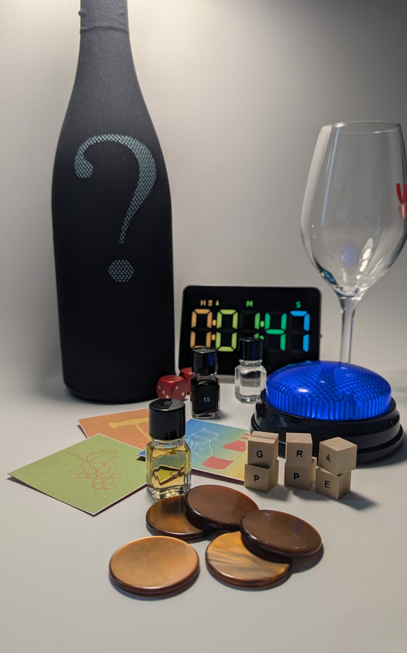 bouteille de vin et verre de dégustation et matériel de jeux pour une animation Chai Pas Sérieux