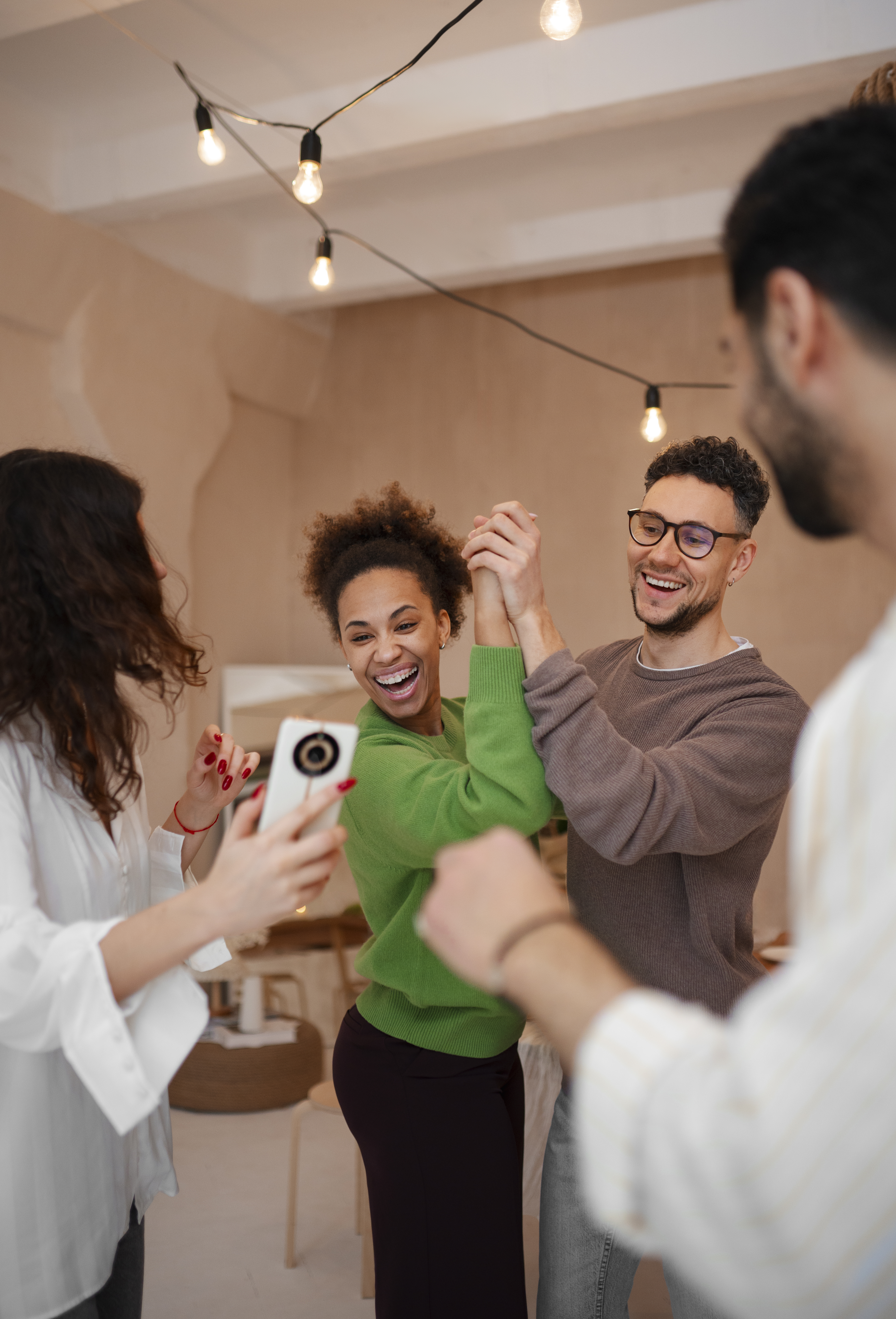 des gens qui ont une reunion decontractee sur le theme de la salsa