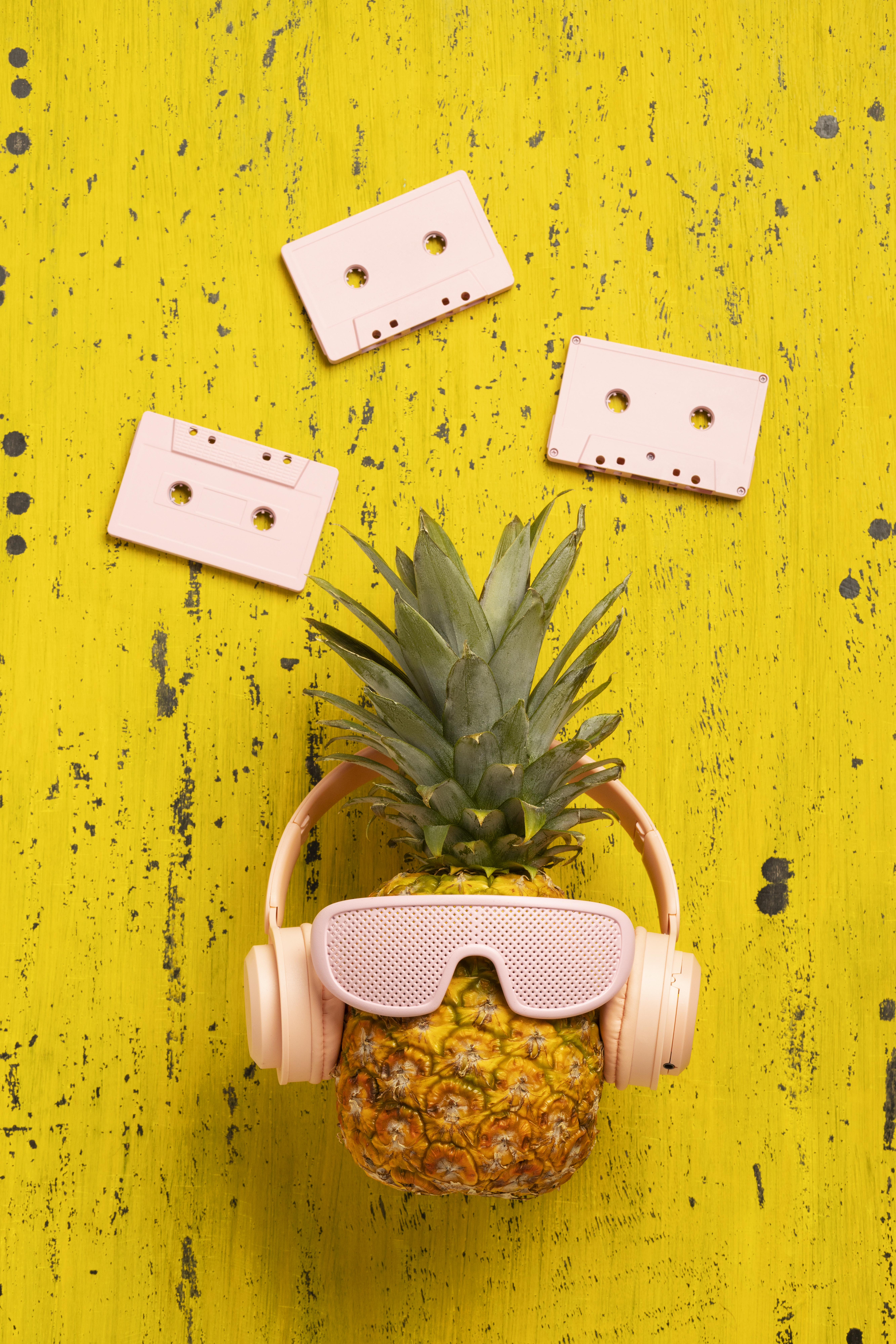 vue d ananas avec des lunettes de soleil et des ecouteurs sympas