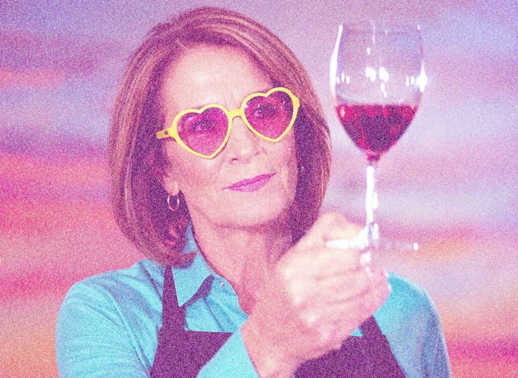 Une sommelière aux lunettes en cœur observe son verre de vin rouge